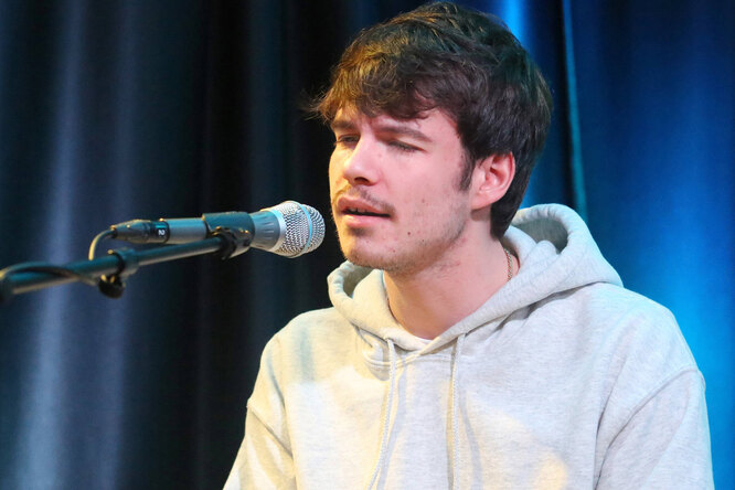 Шесть изнасилований — в такси, дома и на улице: певца Rex Orange County обвинила девушка Шесть изнасилований — в такси, дома и на улице: певца Rex Orange County обвинила девушка