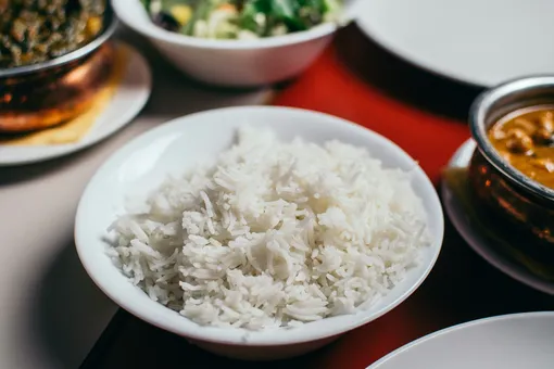 Как превратить обычный рис в невероятно вкусный гарнир с помощью одного ингредиента Как превратить обычный рис в невероятно вкусный гарнир с помощью одного ингредиента