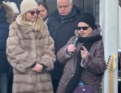 Вдова Владимира Левкина и его мама на открытии памятника Вдова Владимира Левкина и его мама на открытии памятника