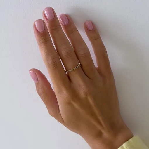 Этот дизайн маникюра напоминает то ли осколки пасхальной скорплупы, то ли солнечные блики на твоих щеках