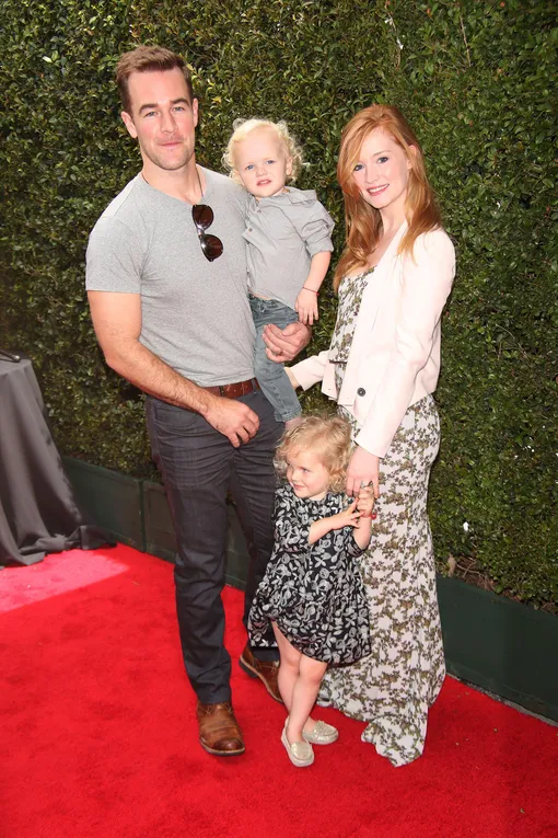 Джеймс Ван Дер Бик с женой и детьми