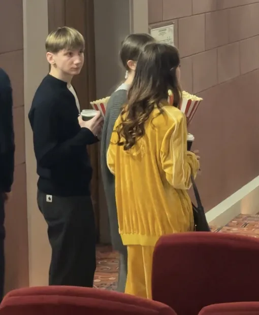 Парень Варвары Деревянко с дочерьми актера в кинотеатре