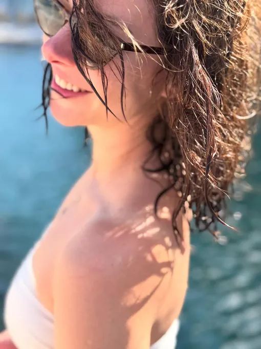 Марина Александрова купается на отдыхе