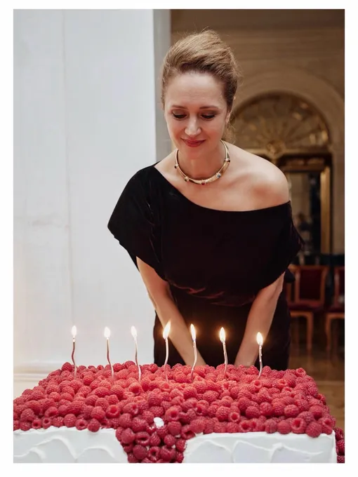 Виктория Исакова отметила 50-летие в театре
