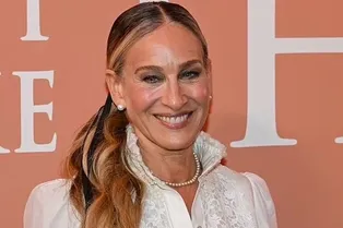 Сара Джессика Паркер в белом платье-рубашке с кружевной юбкой появилась на премьере в Париже