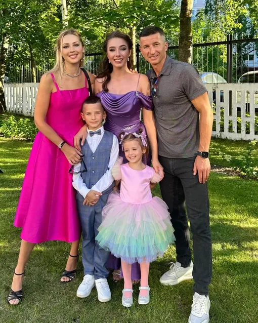 Евгений Алдонин с супругой Ольгой (слева) и детьми: дочерьми Верой и Анжеликой и сыном Артемом