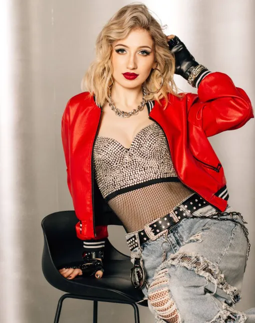 Александра Романова стала третьей солисткой группы «Воровайки»