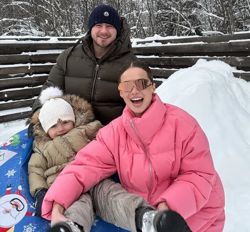 Алекса с мужем и дочерью