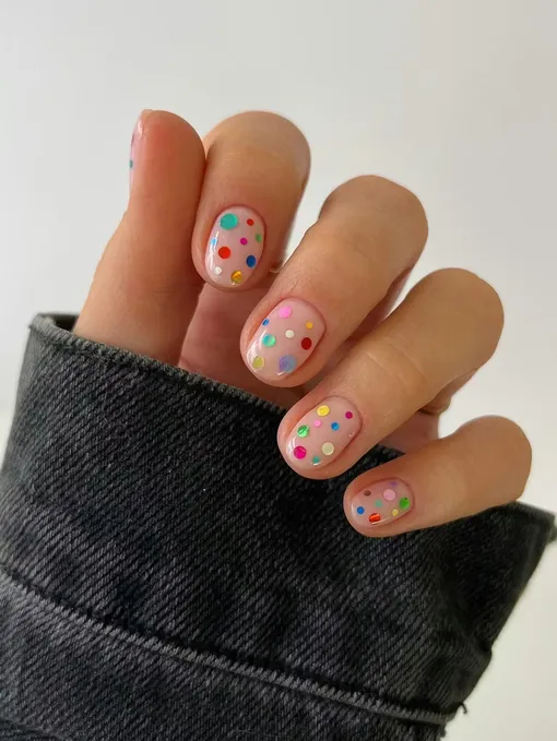 Разноцветные конфетти на ногтях из пайеток смотрятся очень игриво