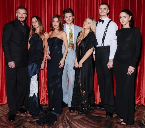 Дэвид и Виктория Бекхэмы с дочерью, сыновьями и потенциальными невестками Дэвид и Виктория Бекхэмы с дочерью, сыновьями и потенциальными невестками