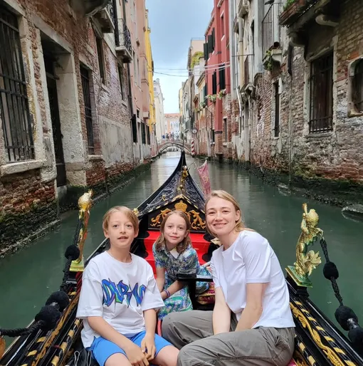 Оксана Акиньшина с сыном Константином и дочерью Эми в Венеции в августе 2023 г.