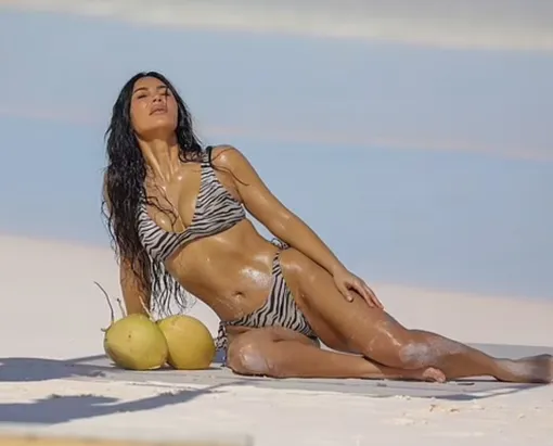 Ким Кардашьян томно позировала на пляже