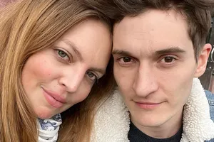 «Годовщина свадьбы»: актер сериала «История его служанки» Матвей Лыков целовал жену-испанку на Красной площади – видео «Годовщина свадьбы»: актер сериала «История его служанки» Матвей Лыков целовал жену-испанку на Красной площади – видео