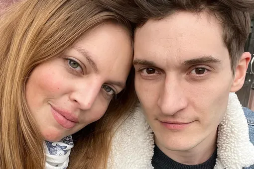 «Годовщина свадьбы»: актер сериала «История его служанки» Матвей Лыков целовал жену-испанку на Красной площади – видео «Годовщина свадьбы»: актер сериала «История его служанки» Матвей Лыков целовал жену-испанку на Красной площади – видео
