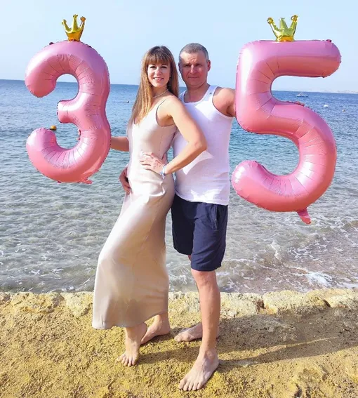 Юлия Глушкова отпраздновала свой последний день рождения вдвоем с мужем на берегу моря Юлия Глушкова отпраздновала свой последний день рождения вдвоем с мужем на берегу моря