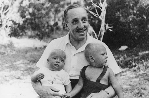 Граф Барселонский гордился сыновьями — старшим Хуаном Карлосом (справа) и маленьким Альфонсо