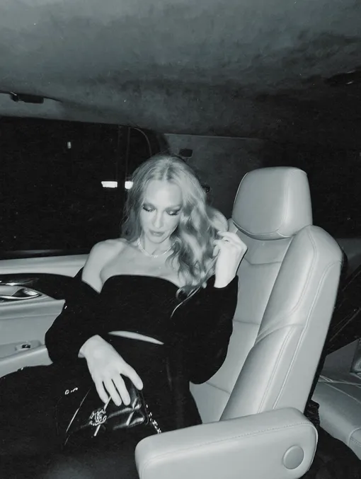 Светлана Ходченкова в салоне автомобиля