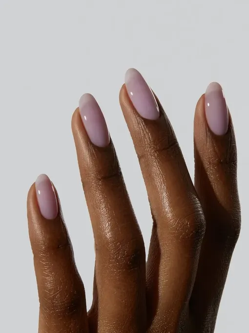 Сливочно-лиловый оттенок красиво подчеркивает легкий загар на коже