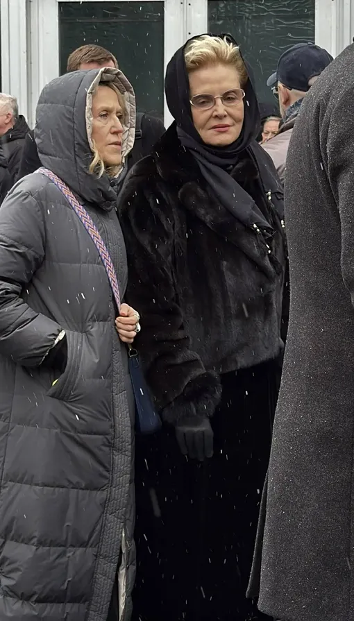 Елена Малышева на похоронах Алексея Пиманова Елена Малышева на похоронах Алексея Пиманова