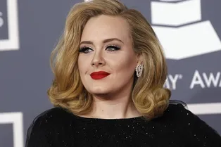 Похудевшая певица Адель потрясла звездных друзей на вечеринке Похудевшая певица Адель потрясла звездных друзей на вечеринке