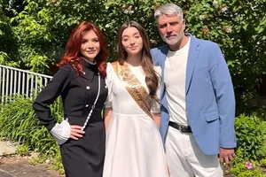 «Сейчас буду реветь!»: солистка группы «Тутси» Леся Ярославская вместе с мужем побывала на последнем звонке дочери «Сейчас буду реветь!»: солистка группы «Тутси» Леся Ярославская вместе с мужем побывала на последнем звонке дочери