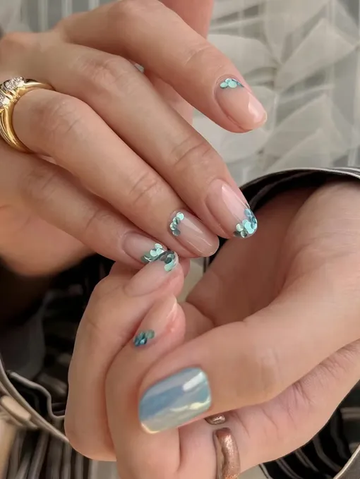 Голубые пайетки на ногтях смотрятся так же волшебно, как чешуя русалки