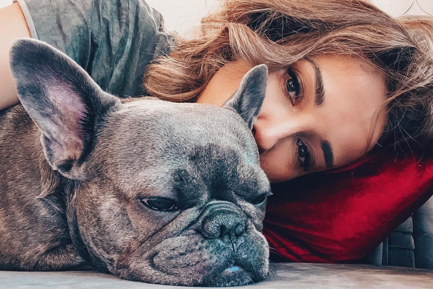 «Я надеялась на чудо, но донор не подошел»: Анфиса Чехова заявила, что пытается спасти свою собаку от рака в США