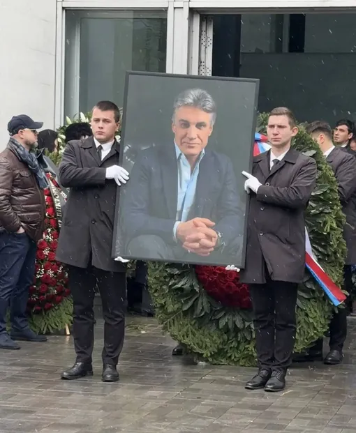 Впереди процессии двое мужчин несли большой портрет Алексея Пиманова