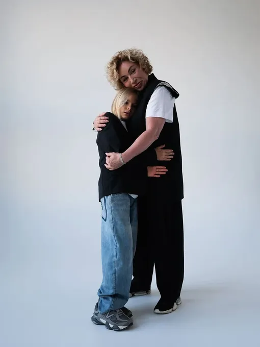 Симона много времени проводит со старшей внучкой Алисой