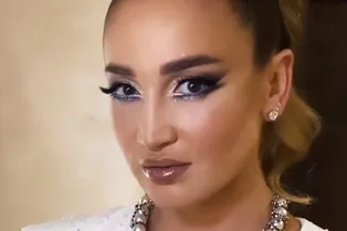 «Идеальное состояние для меня»: Ольга Бузова в костюме с крыльями из перьев легла на дорожку премии «Жара» «Идеальное состояние для меня»: Ольга Бузова в костюме с крыльями из перьев легла на дорожку премии «Жара»