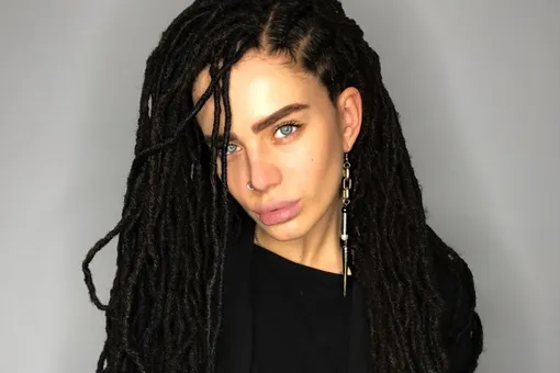 Новый бьюти-тренд: атравматичные дреды любого цвета и длины за пару часов Новый бьюти-тренд: атравматичные дреды любого цвета и длины за пару часов
