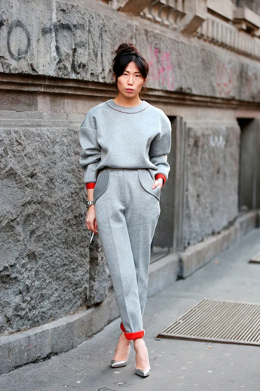 Модный женский спортивный костюм