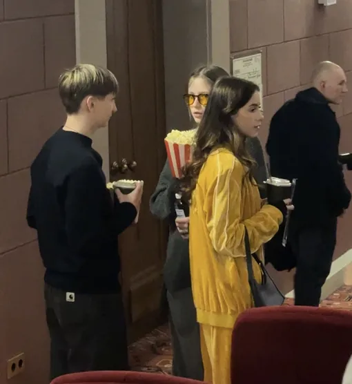 Варвара (в желтом костюме) с бойфрендом и Александра Деревянко