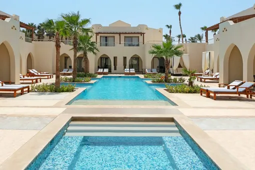 Четырехлетний ребенок из России разбился насмерть, упав с «бесконечного бассейна» в Египте Четырехлетний ребенок из России разбился насмерть, упав с «бесконечного бассейна» в Египте