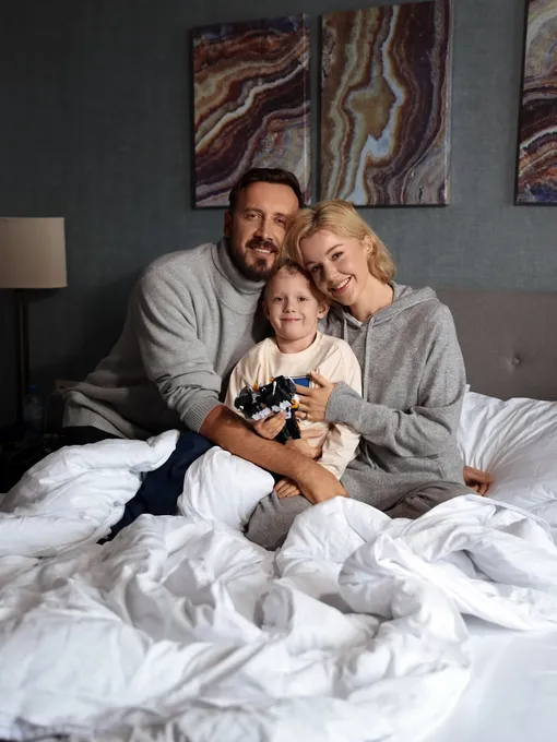 Юлианна Караулова вместе с мужем и сыном позировала в домашней обстановке