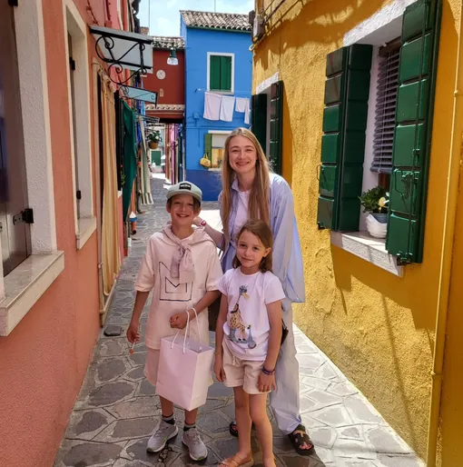 Оксана Акиньшина с младшими детьми на отдыхе