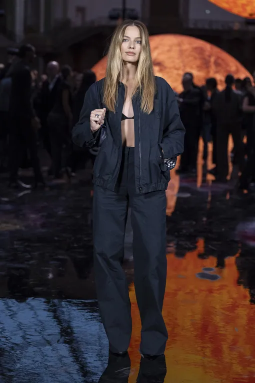 Марго Робби на показе в Париже