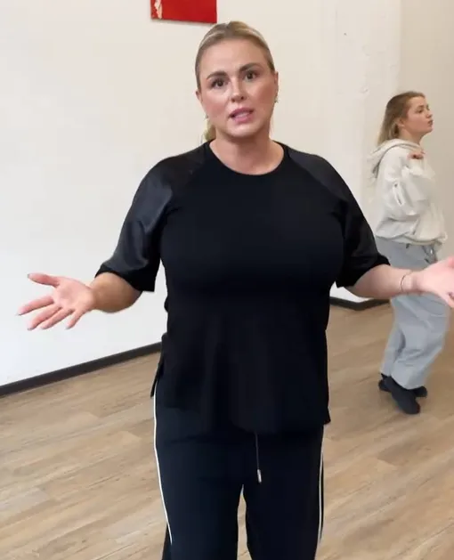 Анна Семенович доказала, что у нее нет живота