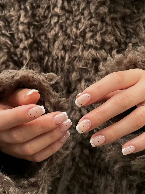 Узор полька-дот на ногтях можно изобразить с помощью сверкающих пайеток