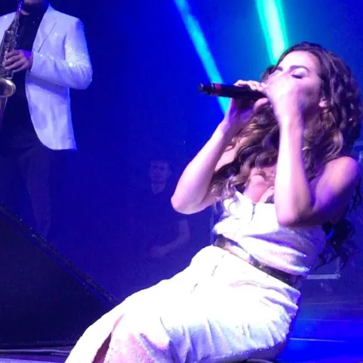 Анна Седокова во время выступления в Казани