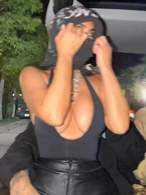 Ким Кардашьян на коленях у Льюиса Хэмилтона