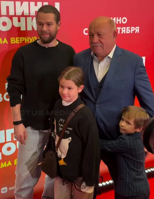 Отец, сын и жених Иды Галич с дочерью на премьере