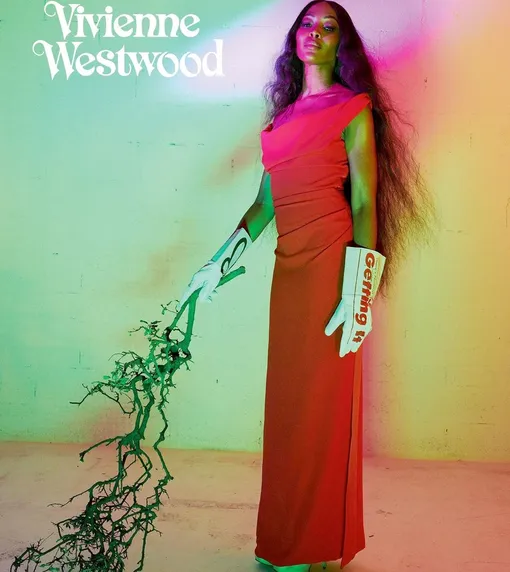 Модель примерила роскошное алое платье