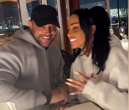 Ли Эндрюс и Кэти Прайс объявили о помолвке после нескольких дней знакомства