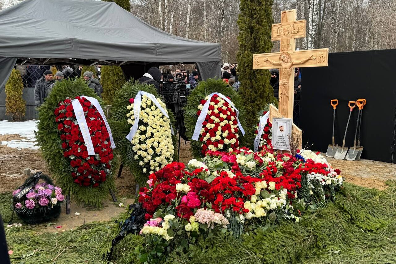 Умершего в Таиланде рэпера Пашу Техника похоронили в Подмосковье