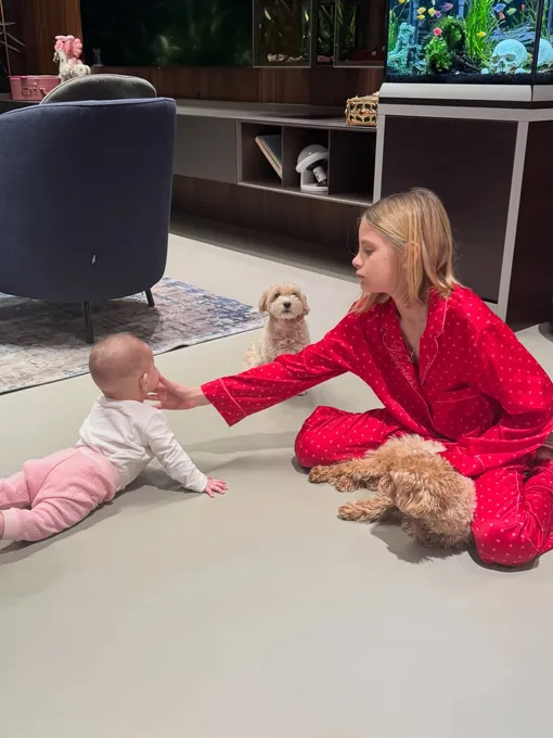 Алиса Юнусова учит сестру Эмму ползать Алиса Юнусова учит сестру Эмму ползать