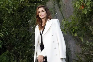 51-летняя Синди Кроуфорд на показе Chanel в Париже 51-летняя Синди Кроуфорд на показе Chanel в Париже