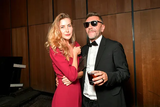 Чуть позже Шнуров стал появляться на светских мероприятиях в компании новой девушки.