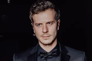 Актер сериала «Преступление и наказание» Тихон Жизневский показал маленького сына на сцене Большого театра Актер сериала «Преступление и наказание» Тихон Жизневский показал маленького сына на сцене Большого театра