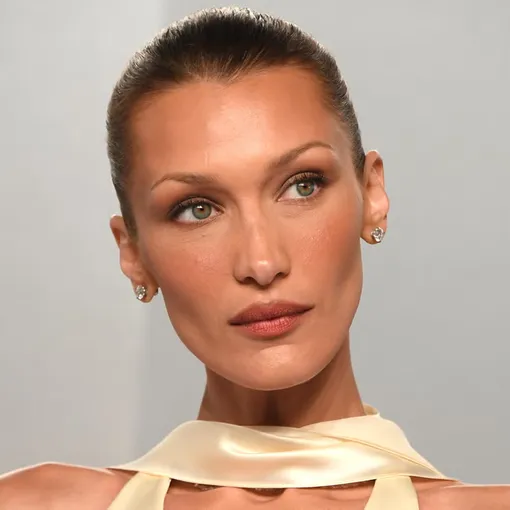 Если ты похожа на Беллу Хадид, то можешь смело экспериментировать с такой толщиной бровей